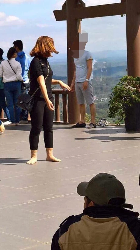 Vi 'Lac troi', ngoi chua noi tieng bi gioi tre 'hanh' toi boi hoa la - Anh 5