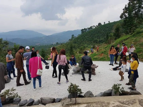 Vi 'Lac troi', ngoi chua noi tieng bi gioi tre 'hanh' toi boi hoa la - Anh 6