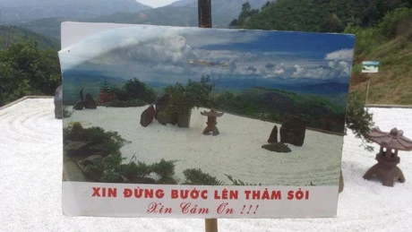Vi 'Lac troi', ngoi chua noi tieng bi gioi tre 'hanh' toi boi hoa la - Anh 7