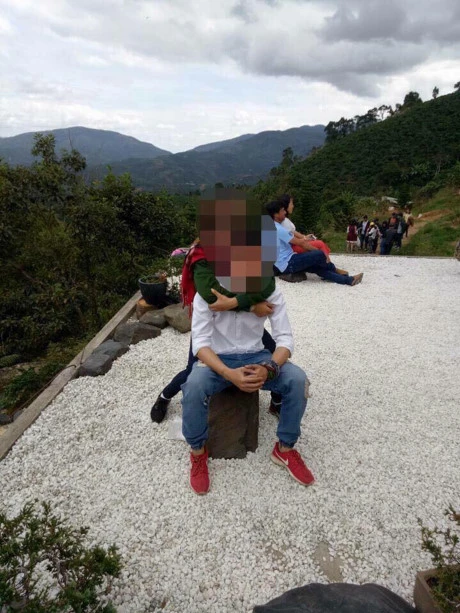 Vi 'Lac troi', ngoi chua noi tieng bi gioi tre 'hanh' toi boi hoa la - Anh 9