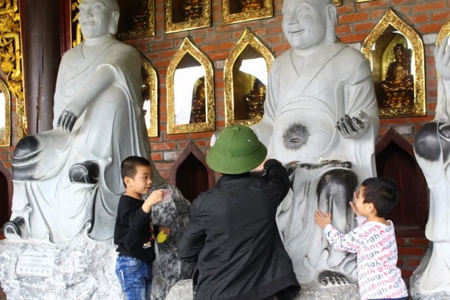 Vô tư sờ tượng thần, Phật, ném tiền lẻ ở chùa Bái Đính 