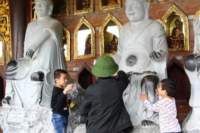 Vô tư sờ tượng thần, Phật, ném tiền lẻ ở chùa Bái Đính 