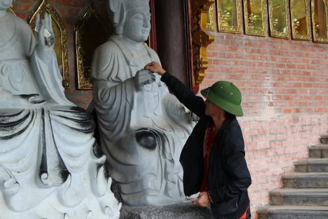 Vô tư sờ tượng thần, Phật, ném tiền lẻ ở chùa Bái Đính 