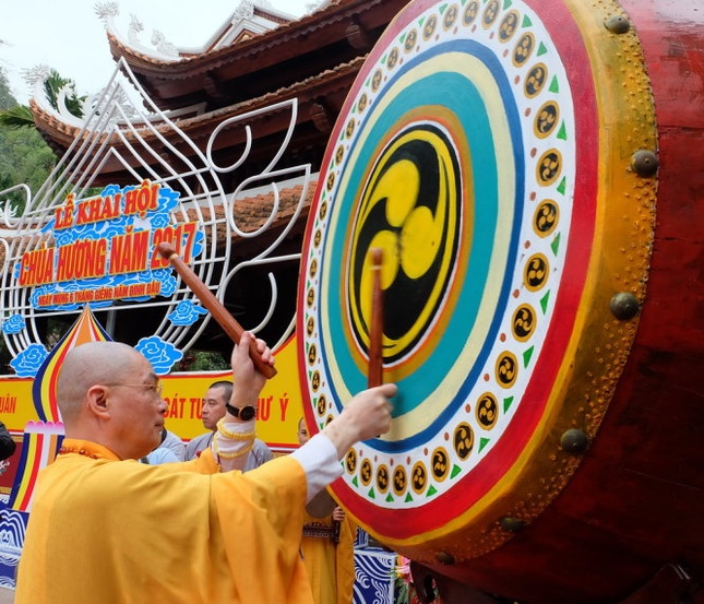 Du khách trèo tường, dẫm hoa ngày khai hội chùa Hương 