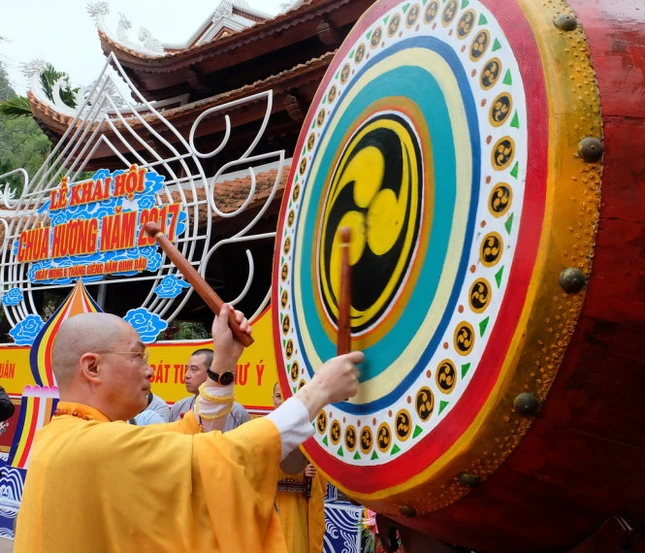 Du khách trèo tường, dẫm hoa ngày khai hội chùa Hương 