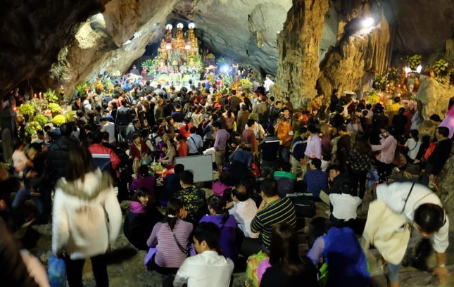 Du khách trèo tường, dẫm hoa ngày khai hội chùa Hương 