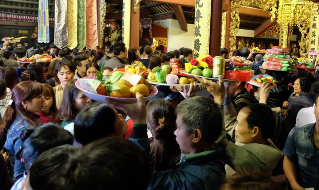 Du khách trèo tường, dẫm hoa ngày khai hội chùa Hương 