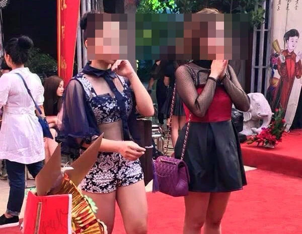 Trang phục đi bar lại mặc vô chùa chiền 