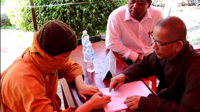 Nhiều sư giả khất thực tại chùa Bà Bình Dương 