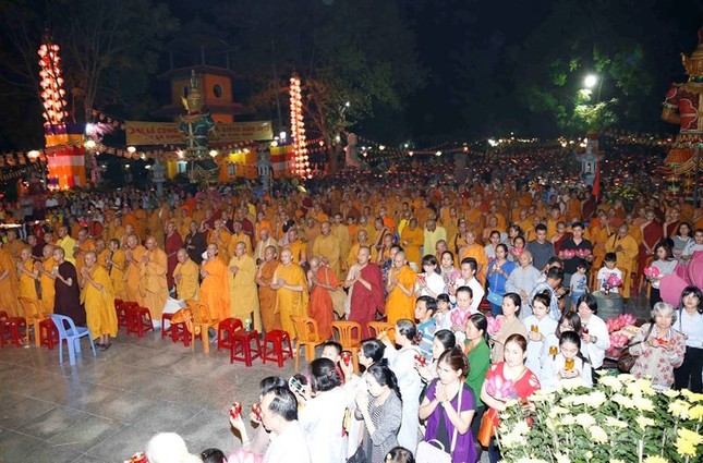 Hàng ngàn Phật tử dâng đèn cầu an đầu năm ảnh 2 4.jpg