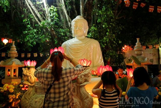 Hàng ngàn Phật tử dâng đèn cầu an đầu năm ảnh 3 9.jpg