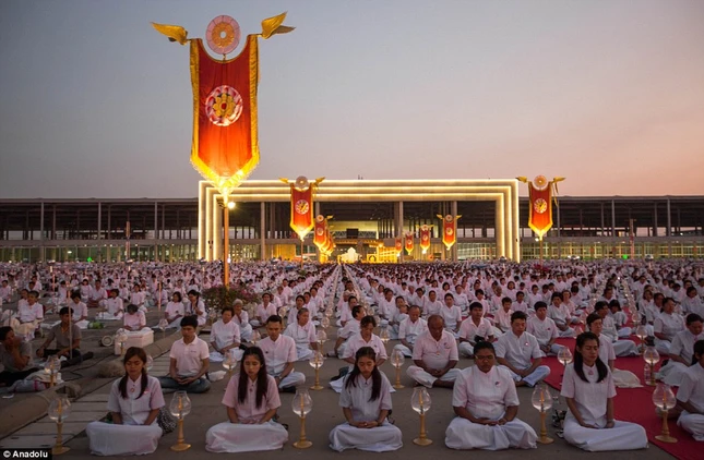 Lễ Makha Bucha tại chùa Phra Dhammakaya ảnh 2 a vch 1112.jpg