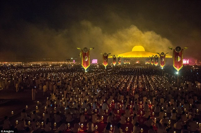 Lễ Makha Bucha tại chùa Phra Dhammakaya ảnh 4 a vch 1113.jpg