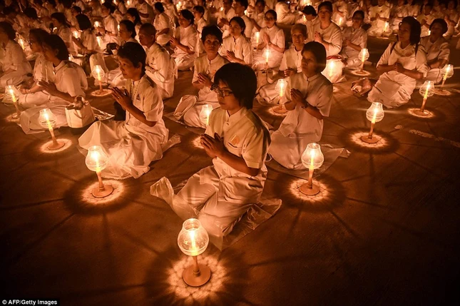 Lễ Makha Bucha tại chùa Phra Dhammakaya ảnh 3 a vch 1114.jpg