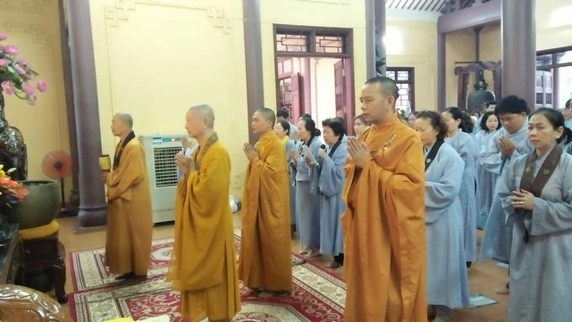 2- đãnh lễ Tam Bảo.jpg
