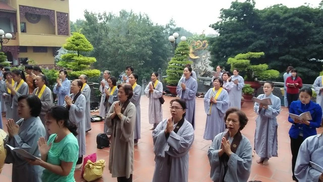 3.2.- Phật tử tham dự Quy Y  trước Chánh điện.jpg