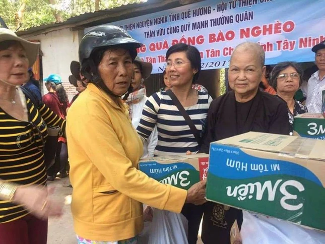 Dai dien Hoi tu thien trao qua.jpg