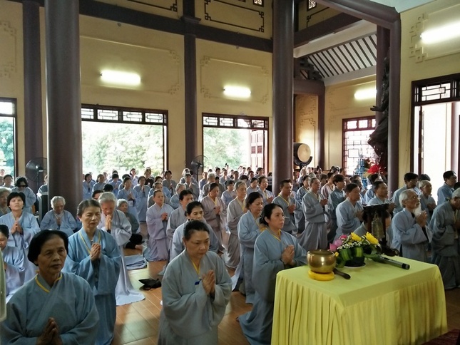Phật tử dự tu Bát quan trai đầu năm tại chùa Phổ Quang ảnh 1 3- Phật tử tại buổi lễ truyên giới 2.jpg