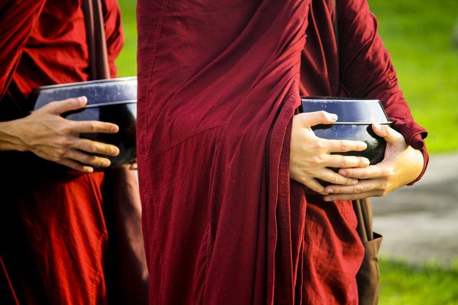 Thiện tri thức là bậc Phạm hạnh trọn vẹn ảnh 1 theravada-monks.jpg