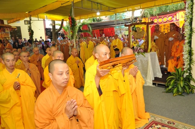 Cung tiễn kim quan HT.Thích Chơn Kim nhập tháp ảnh 5 Cung tiễn kim quan HT.Thích Chơn Kim nhập tháp ảnh 5