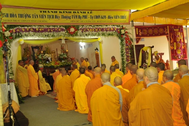 Cung tiễn kim quan HT.Thích Chơn Kim nhập tháp ảnh 6 Cung tiễn kim quan HT.Thích Chơn Kim nhập tháp ảnh 6