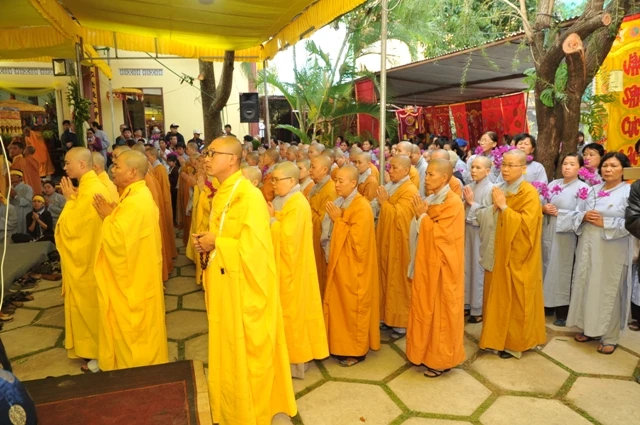 Cung tiễn kim quan HT.Thích Chơn Kim nhập tháp ảnh 4 Cung tiễn kim quan HT.Thích Chơn Kim nhập tháp ảnh 4