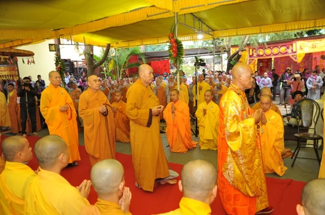 Cung tiễn kim quan HT.Thích Chơn Kim nhập tháp ảnh 7 Cung tiễn kim quan HT.Thích Chơn Kim nhập tháp ảnh 7