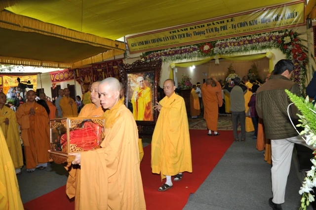 Cung tiễn kim quan HT.Thích Chơn Kim nhập tháp ảnh 20 Cung tiễn kim quan HT.Thích Chơn Kim nhập tháp ảnh 20