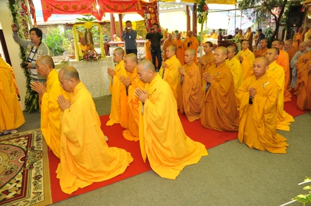Cung tiễn kim quan HT.Thích Chơn Kim nhập tháp ảnh 3 Cung tiễn kim quan HT.Thích Chơn Kim nhập tháp ảnh 3