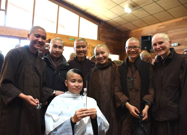 Người mới xuất gia
có thể bán quán chay
để giúp gia đình không? ảnh 1 15lm.jpg