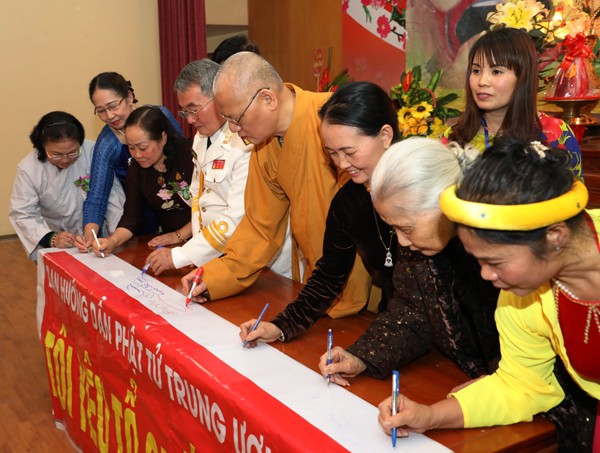 Hà Nội: Giao lưu "Phật giáo đối với nữ Phật tử" ảnh 3 img_8809_jpg.jpg