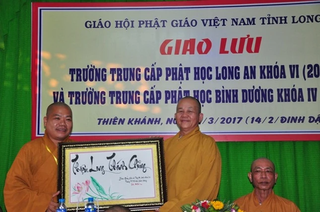Tăng Ni sinh hai trường trung cấp giao lưu ảnh 2 12_238141540.jpg