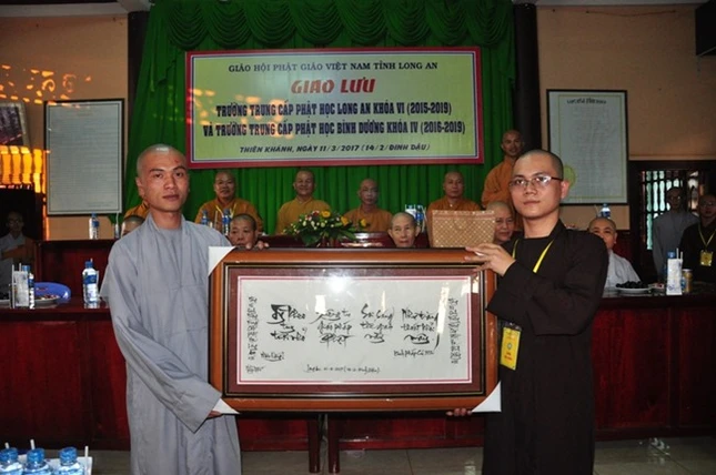 Tăng Ni sinh hai trường trung cấp giao lưu ảnh 3 14_864649923.jpg