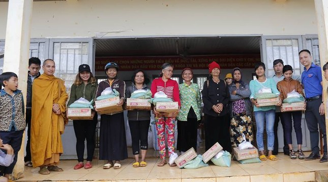 Phật tử đạo tràng Ngọc Đạt phối hợp tặng quà ảnh 1 sugiacnhuong.jpg