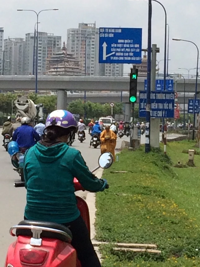 Người giả sư "hành nghề" tại Xa Lộ Hà Nội ảnh 1 z623376962198_7728bc40fa03fbc55fac4256a941ec2e.jpg