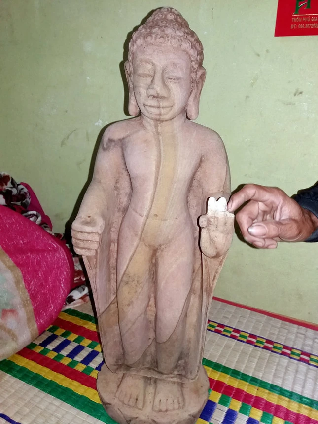 Đào hố trồng cây phát lộ tượng Phật 