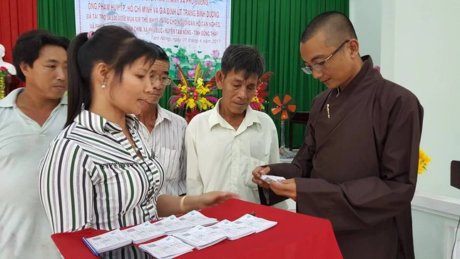 Dai duc Chon Tri trao the BHYT cho  ho can ngheo.jpg