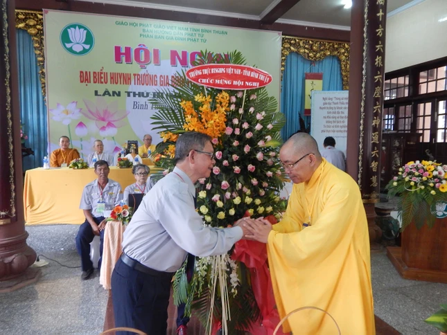 4- BTC nhận lẳng hoa chào mừng từ TT. Thích Minh Nhật- Trường BTS GHPG VN Tỉnh.jpg