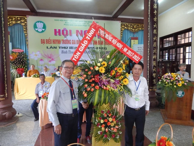5- BTC nhận lẳng hoa chào mừng từ đại diện Ban Tôn giáo Tỉnh.jpg