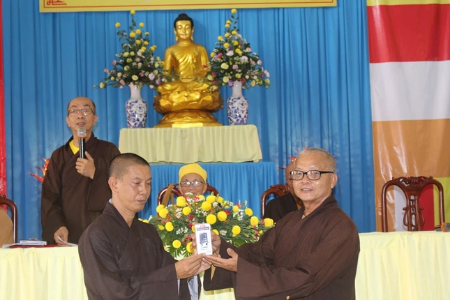 15- HT. Trao con dấu đến Tân ban Văn Hóa.JPG