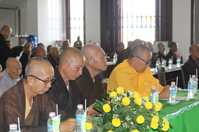 2- chư tôn đức các ban ngành tham dự.JPG