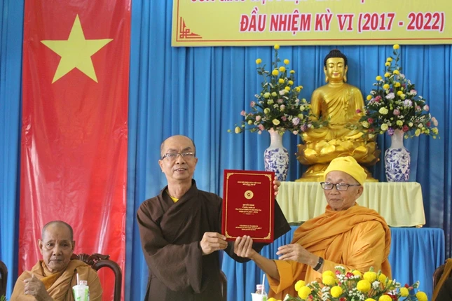 9- HT trưởng BTS trao quyết định đến Ban Chứng Minh.JPG