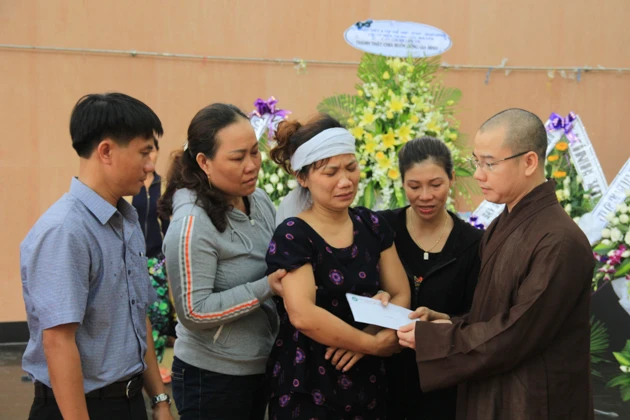 Chùa Bà Đa tặng quà, động viên học trò vượt khó ảnh 2 IMG_0009.jpg
