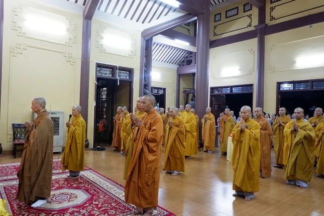 đãnh lễ Tam Bảo.JPG