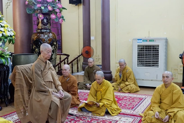 HT. Phó Pháp Chủ chứng minh buổi bố tát.JPG