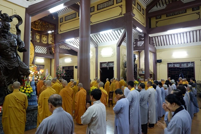 chư Tăng và Phật tử tham dự lễ Bố tát.JPG