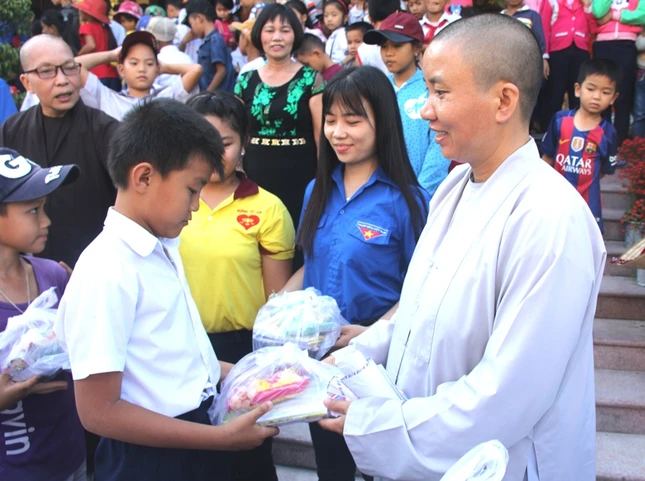 Sư cô Nhuận Ý trụ trì chùa Bảo Quang tặng quà cho học sinh.JPG