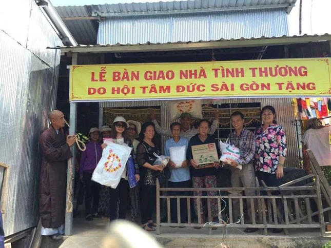 Tang nha tinh thuong cho ho ngheo  xa HB.jpg