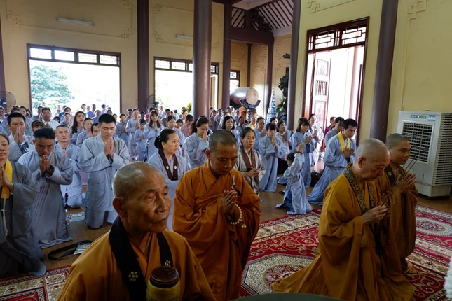 1- HT. niệm hương bạch Phật.JPG