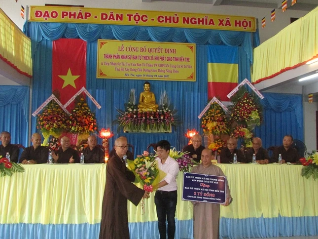 13- nhận kinh phí 2 tỷ từ gia đình cs. Từ Vân.JPG